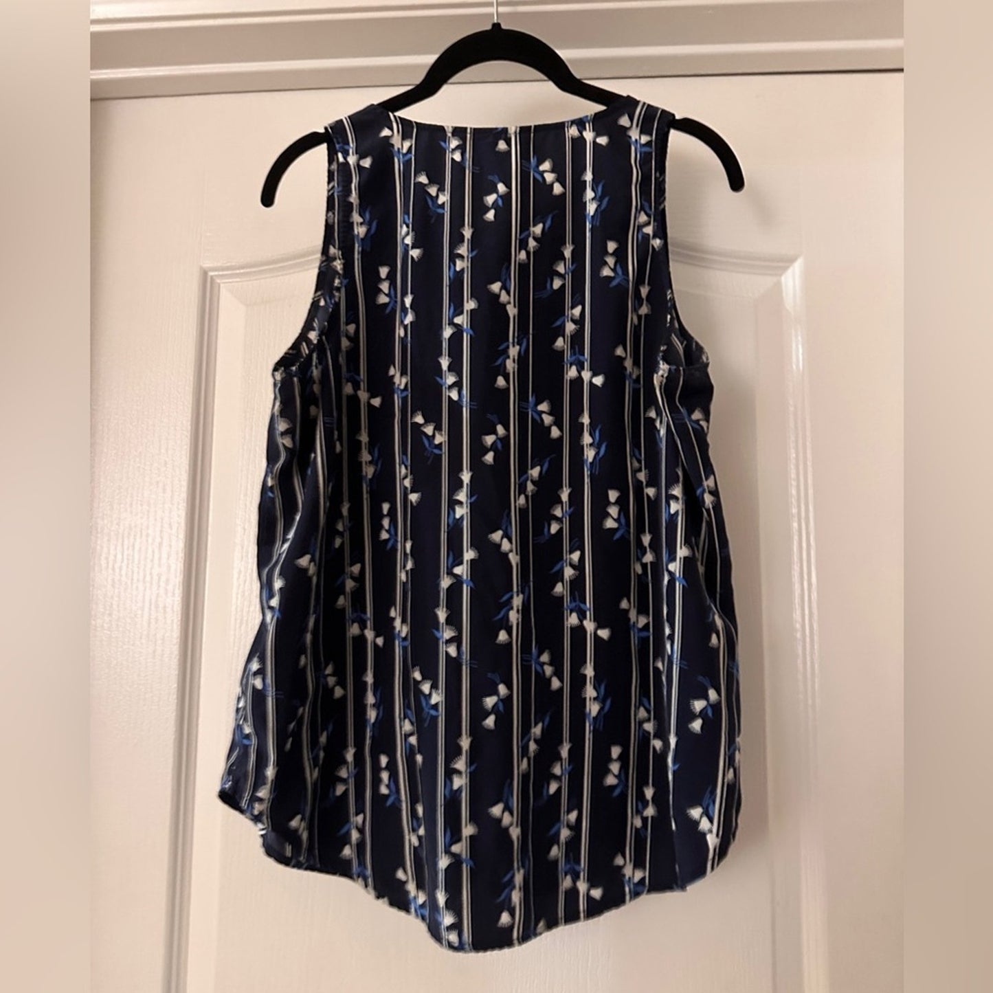 🍷Halogen navy and white button up tank house size medium