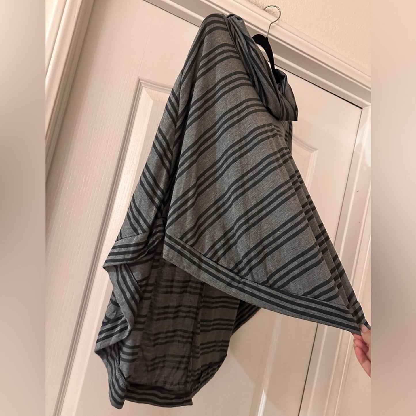 🍷Olivia noon great and black striped light weight poncho size XL