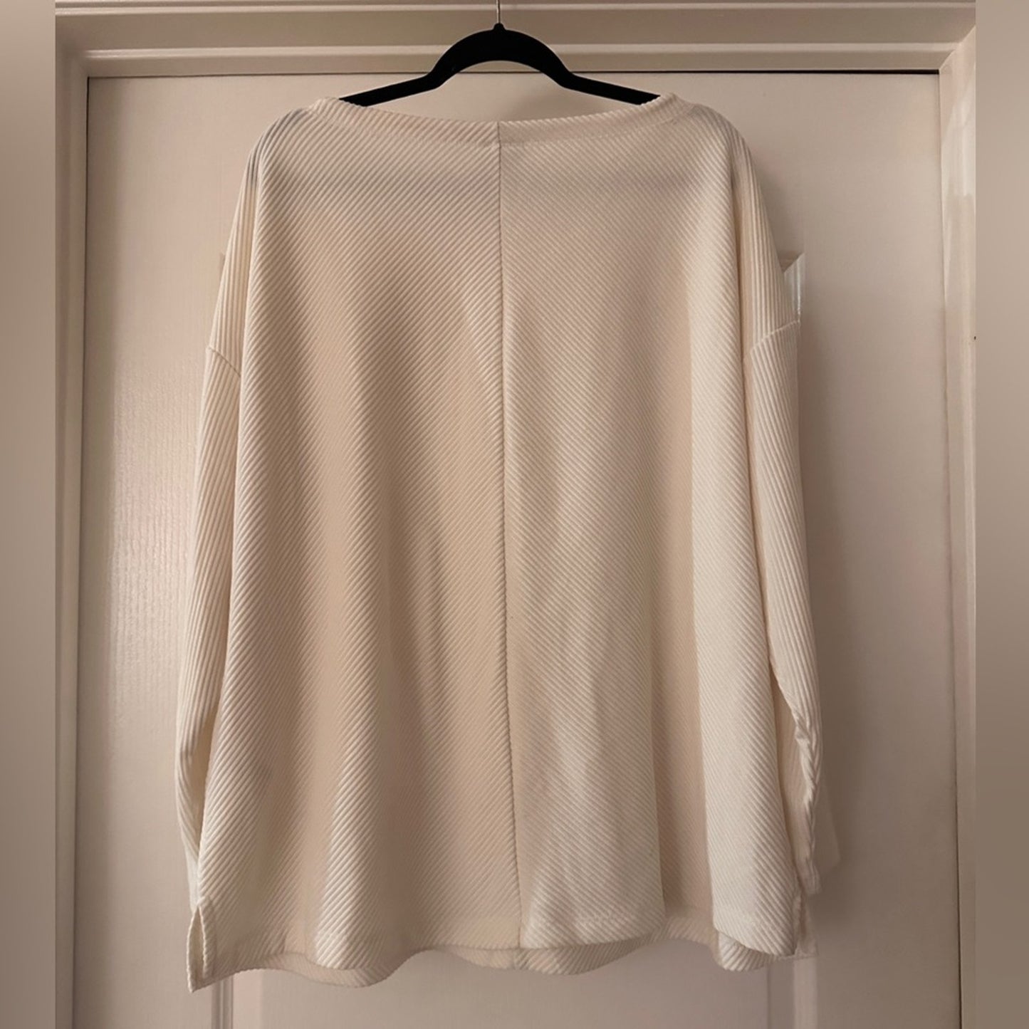 🍷Ava & Viv white velvet textured top size 1X