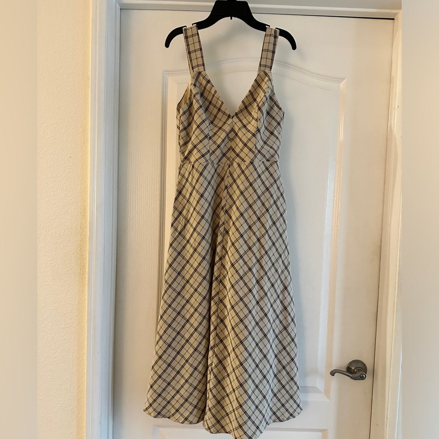 🐈⬛Lulus beige plaid midi dress size small