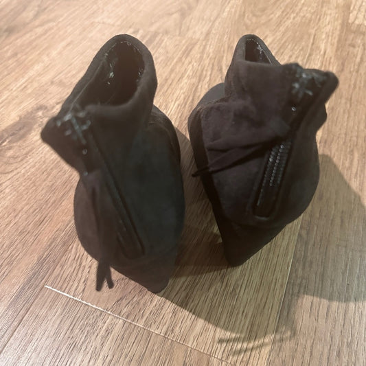 Pink & Pepper faux suede heeled booties size 8.5