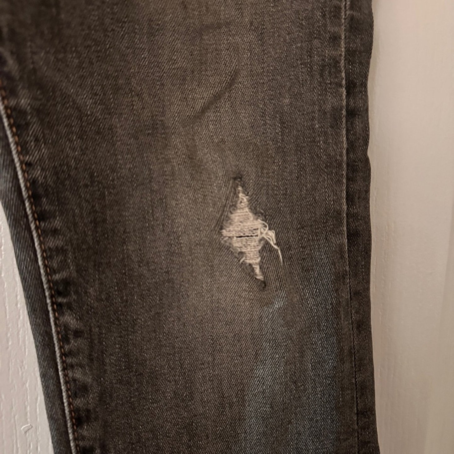 Levi’s 510 dark grey distressed skinny jeans 28/30