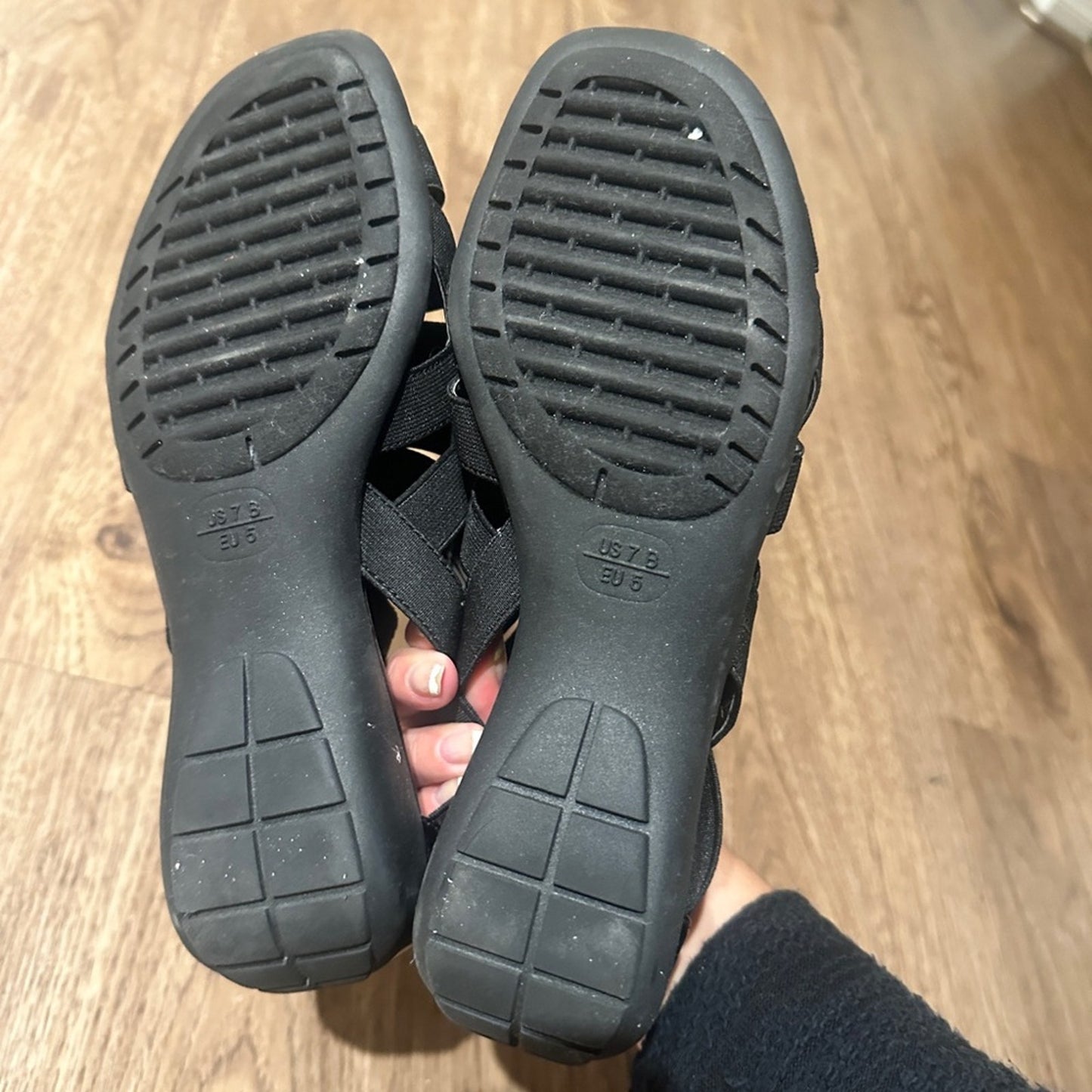 🍷Flexx black strapy sandals size 7