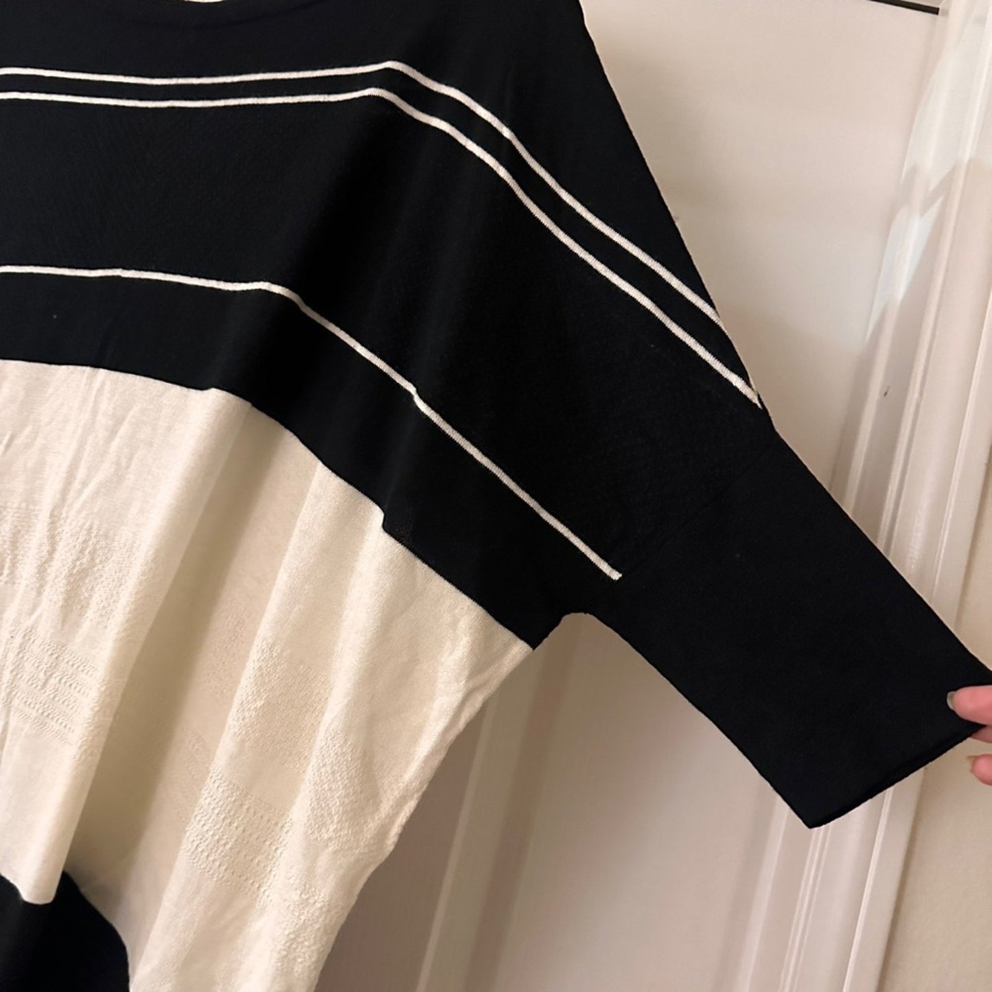 🍷Ann Taylor black and white slouchy oversized knit tunic top size medium