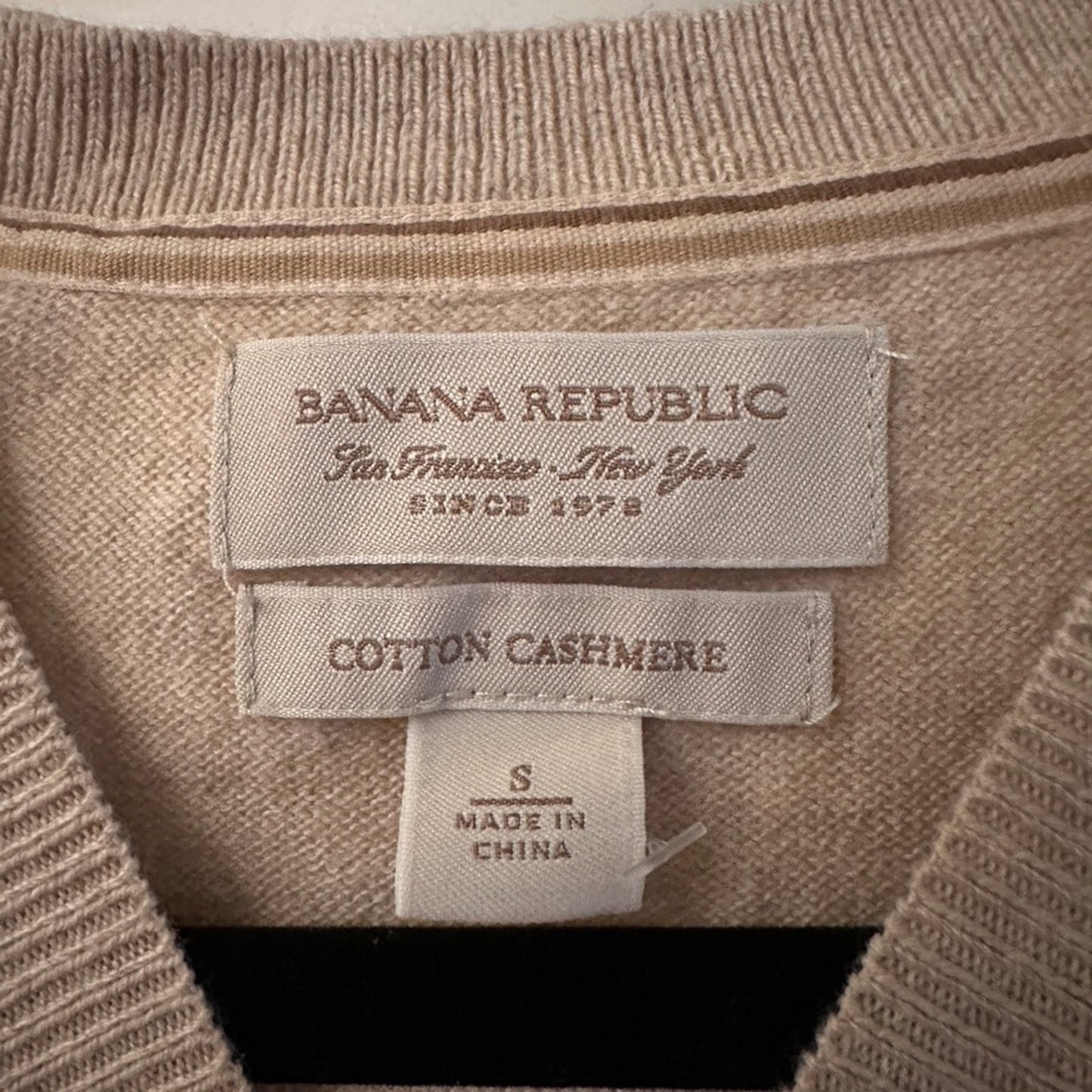 🍷Banana Republic cotton cashmere beige and yellow argyle print vneck sweater S