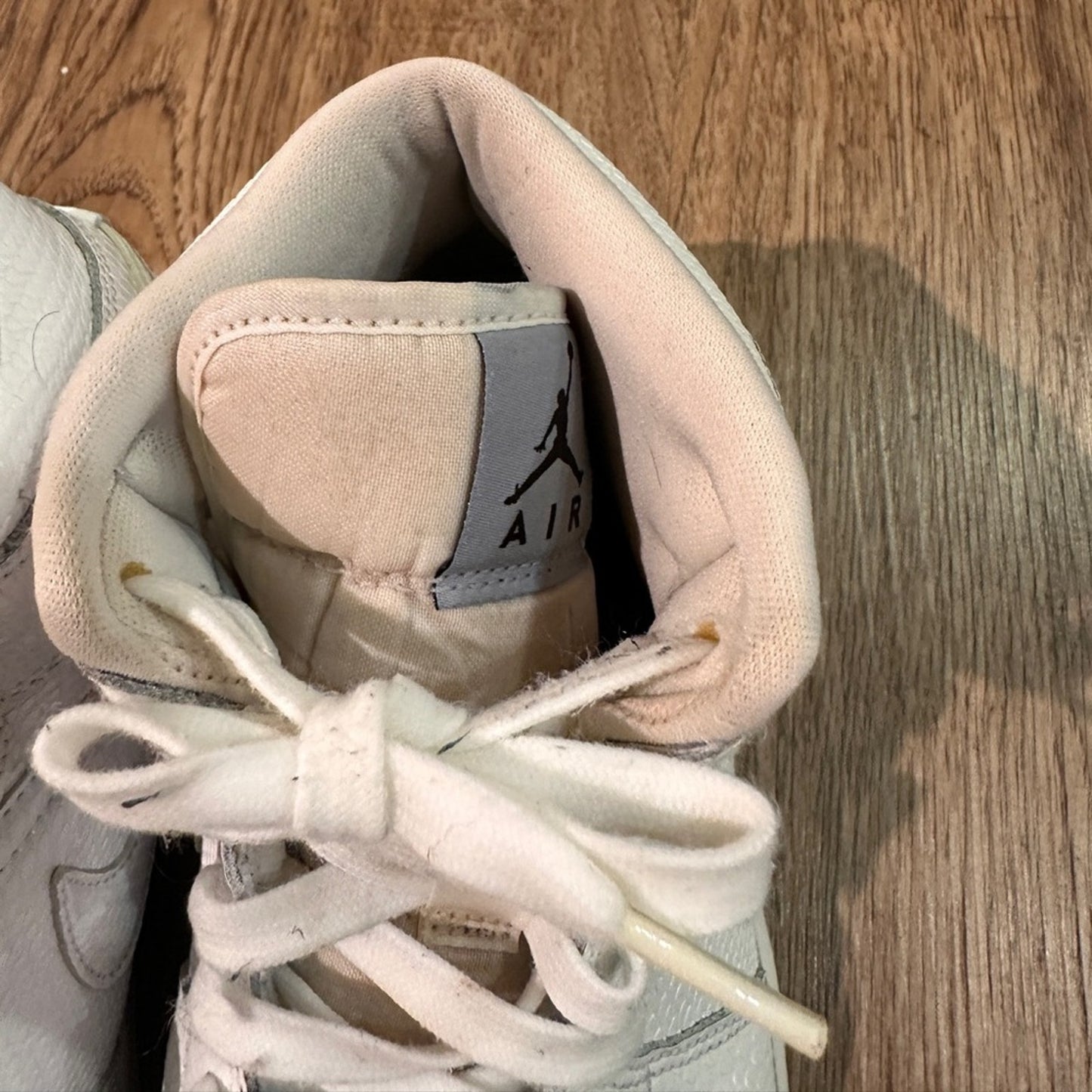 🐈⬛White Nike Air Jordan high tops size 8.5