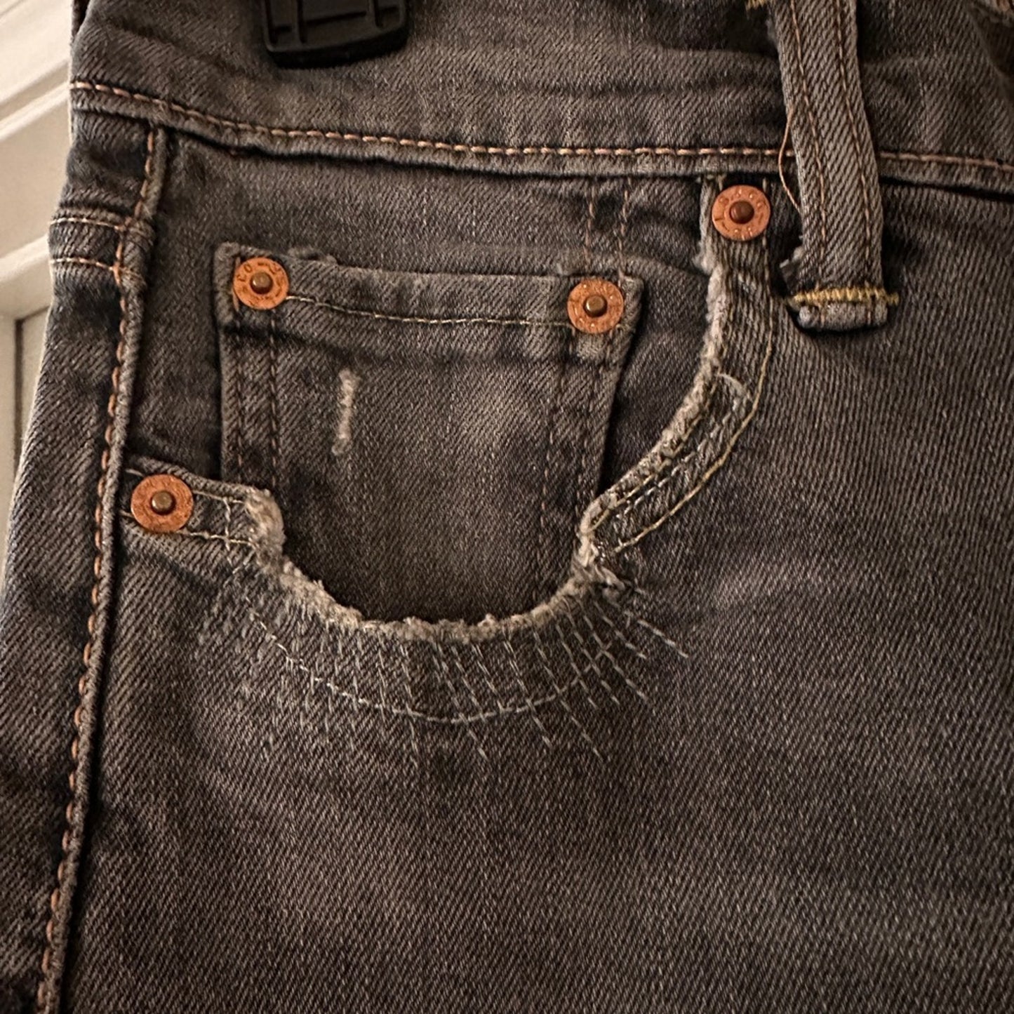 Levi’s 510 dark grey distressed skinny jeans 28/30