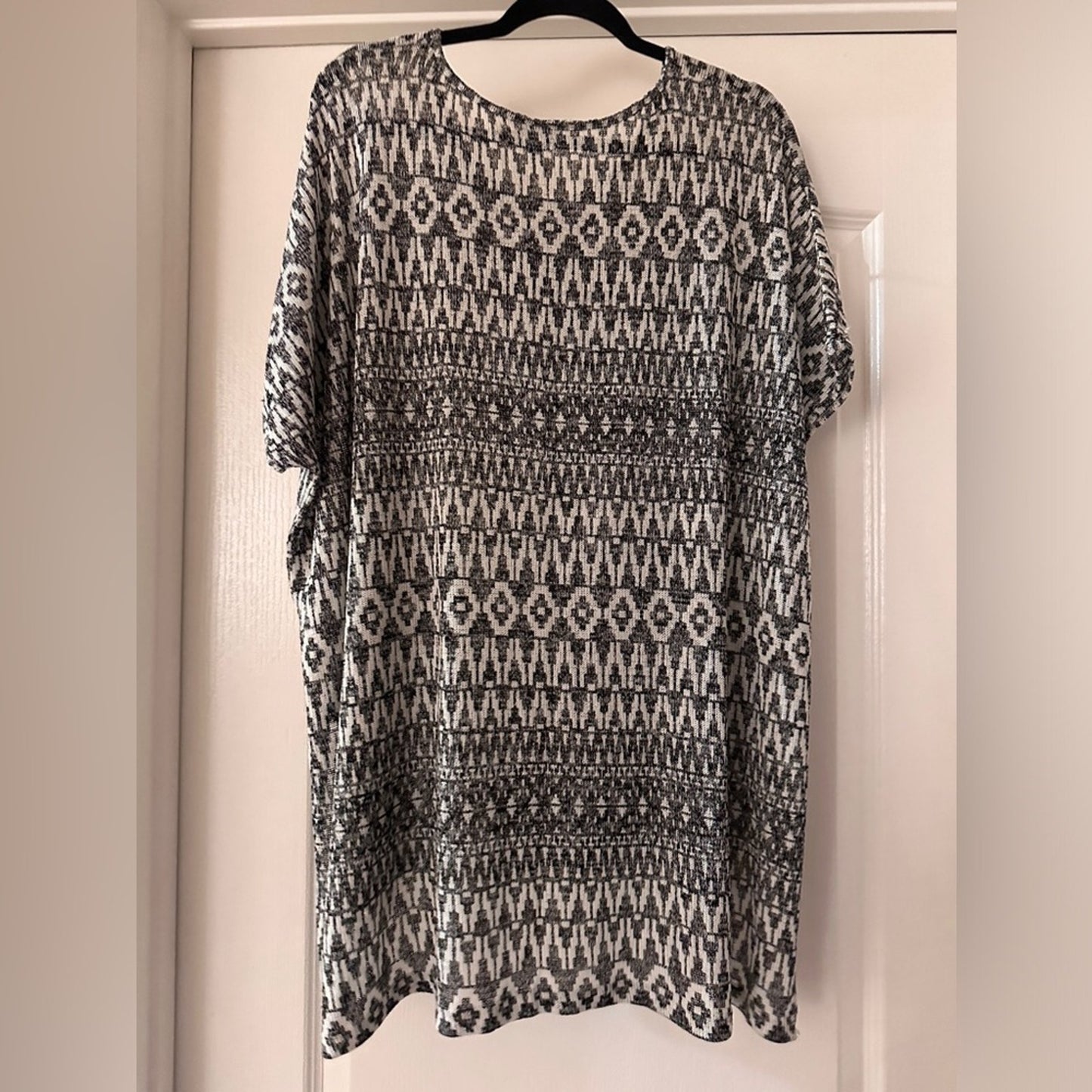 🍷Bobeau black and white tribal print knit top size 1X