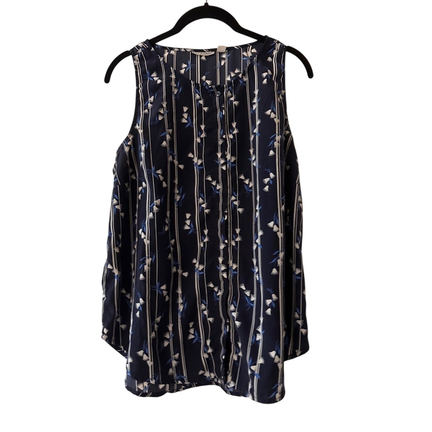 🍷Halogen navy and white button up tank house size medium