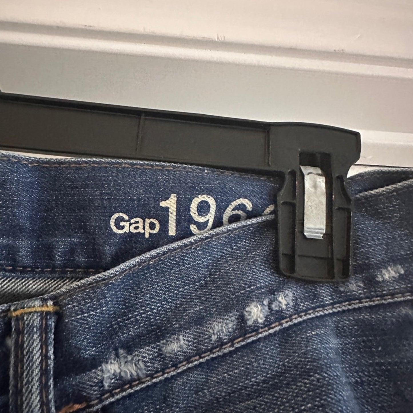 Gap 1969 authentic straight leg distressed jeans size 29x32