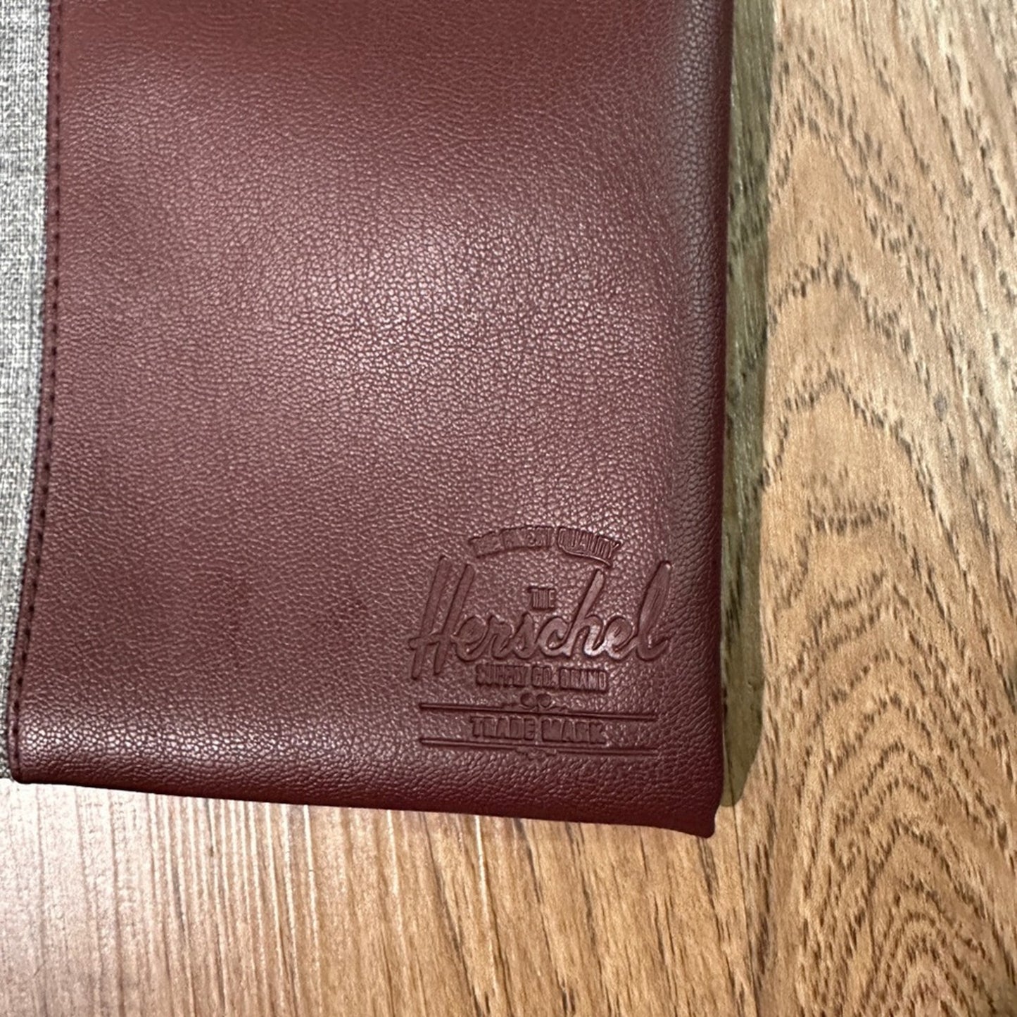 🍷Herschel supply co set of 2 airplane toiletry cases