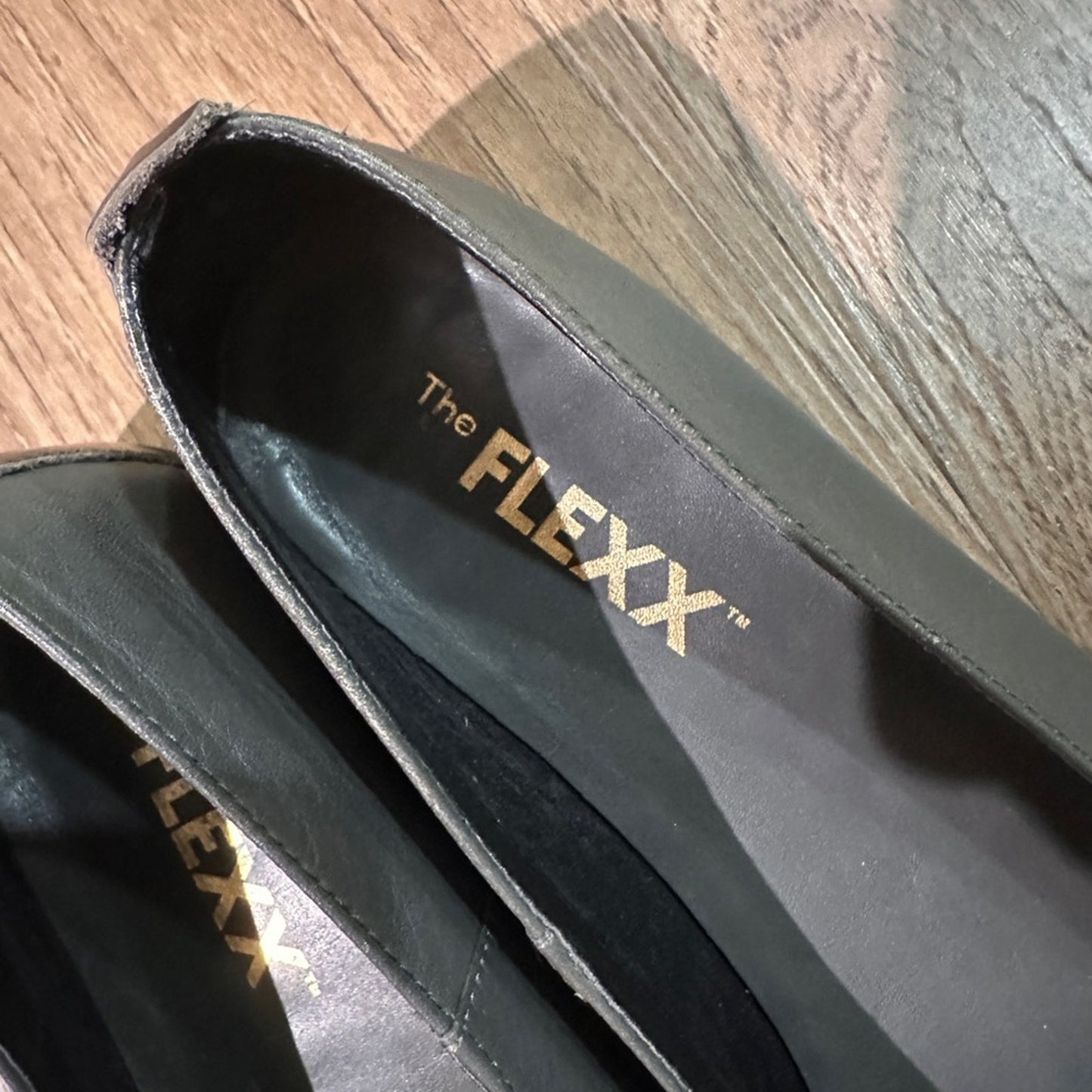 🍷The Flexx grey and brown color block patent leather flats size 9