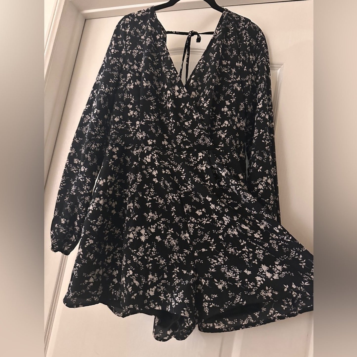 NWT Trixxi clothing company back and white floral print romper size large