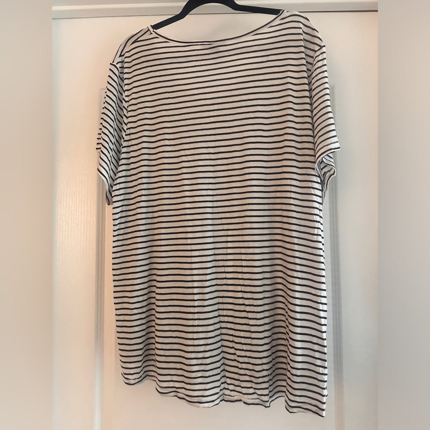 🍷H&M black and white striped vneck tee size 3X