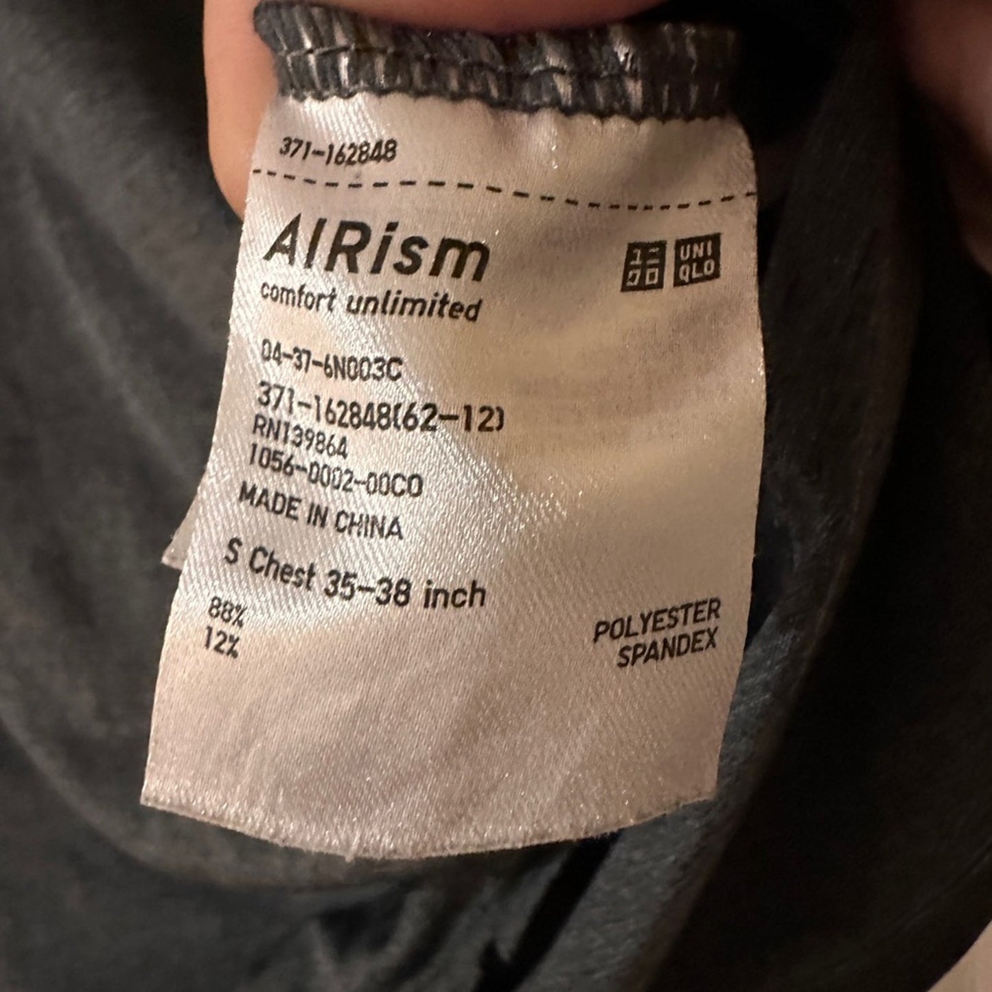 Uniqlo the “airism” lightweight grey vneck tee size small