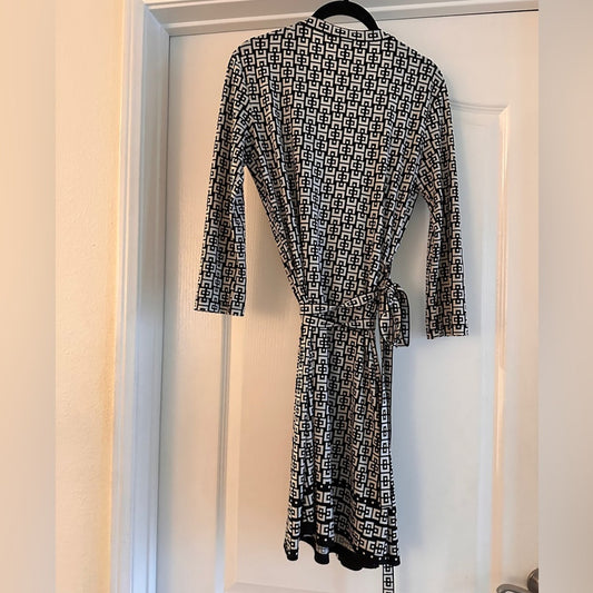 Max Studio cream and black geometric print wrap dress size small