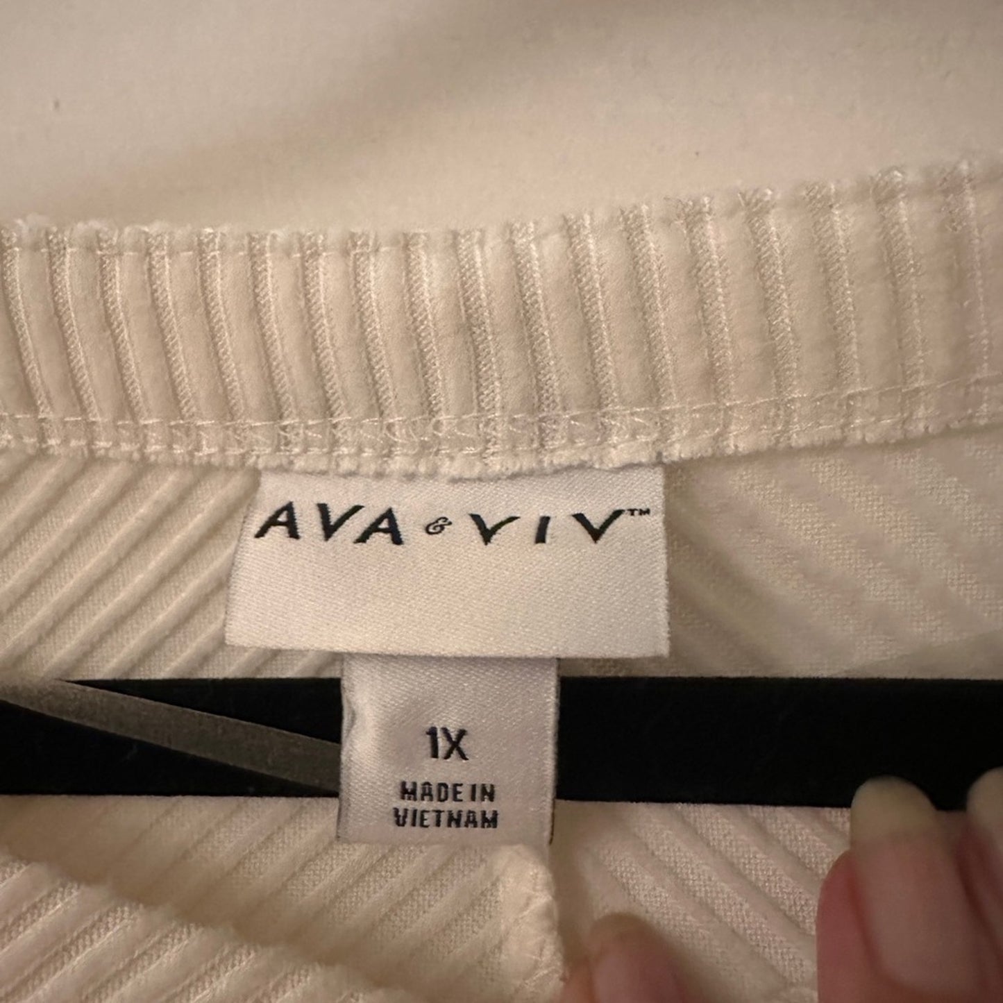 🍷Ava & Viv white velvet textured top size 1X