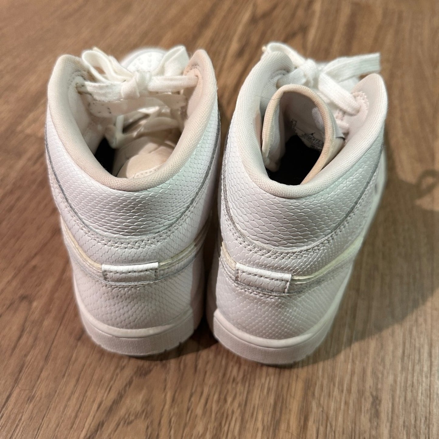 🐈⬛White Nike Air Jordan high tops size 8.5