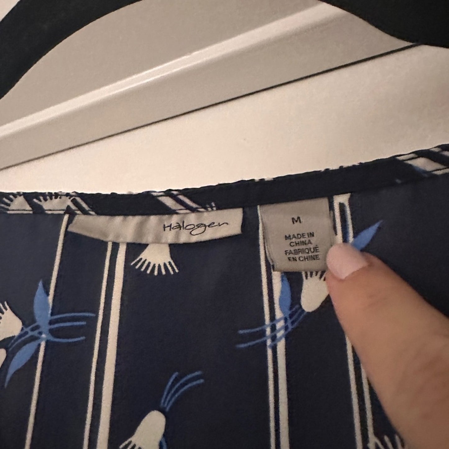 🍷Halogen navy and white button up tank house size medium