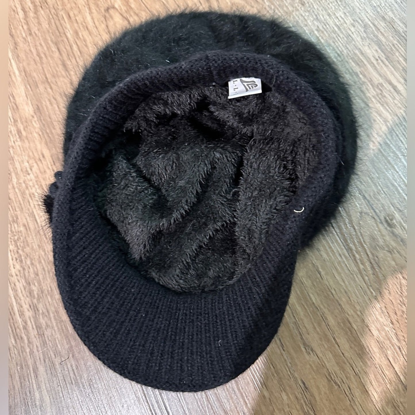 🍷Black fuzzy y2k style hat