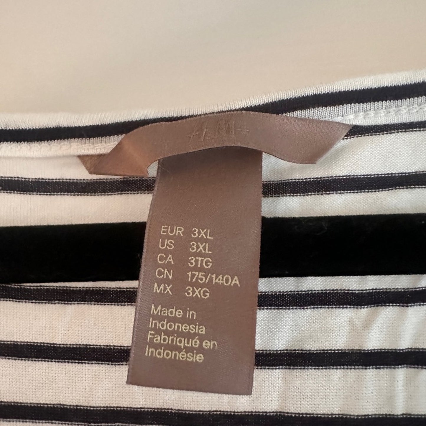 🍷H&M black and white striped vneck tee size 3X