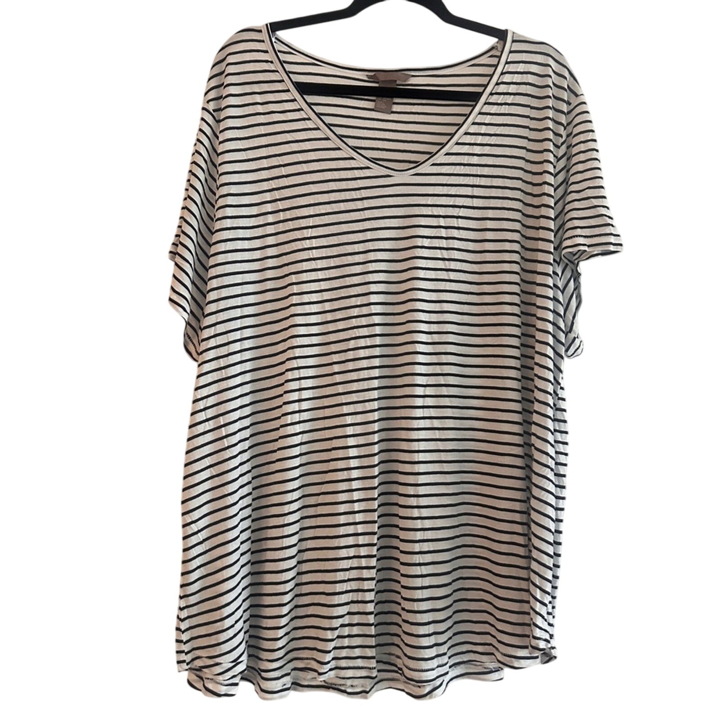 🍷H&M black and white striped vneck tee size 3X