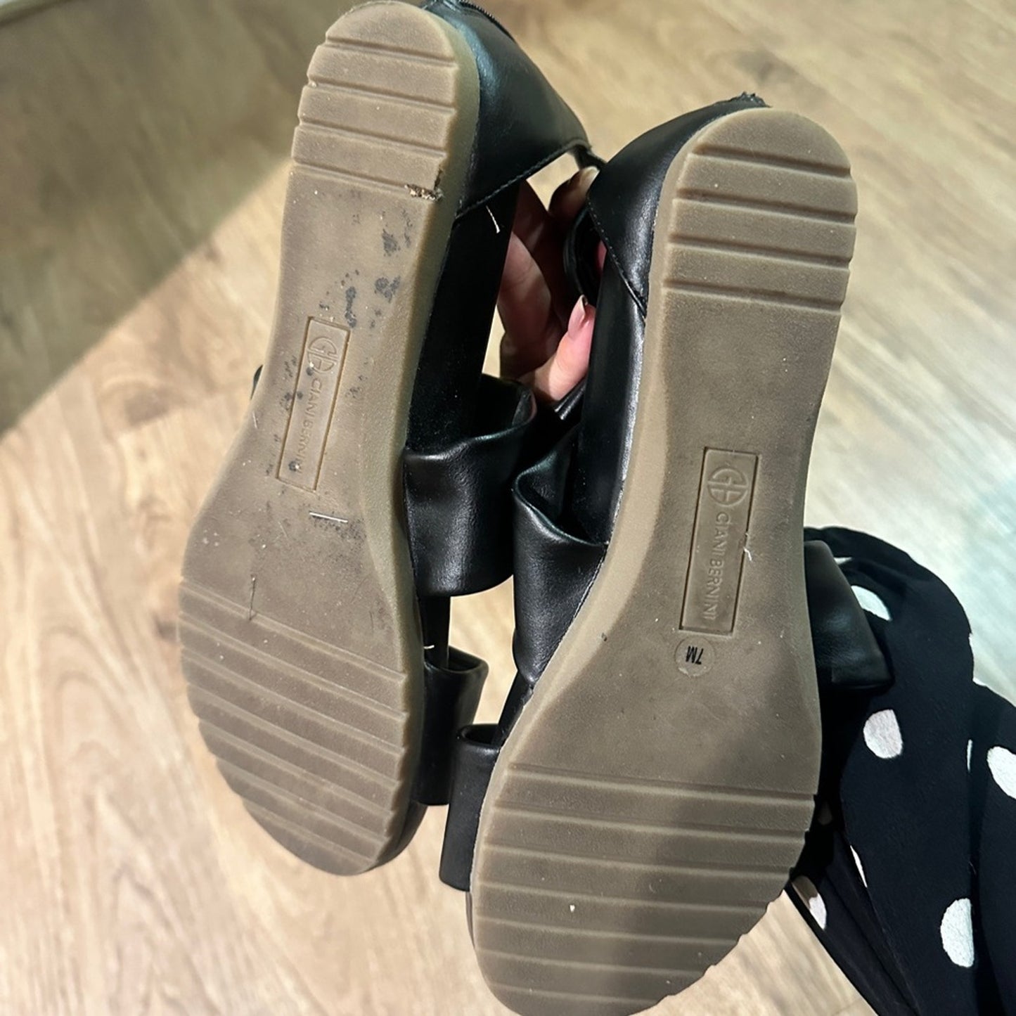 🍷Giani Bernini black leather cross cross strap sandals size 7