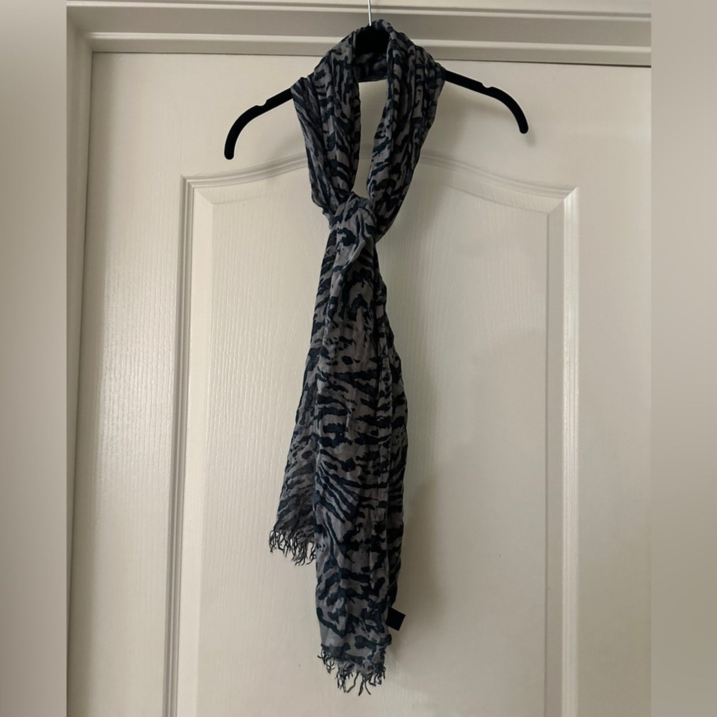 🍷Banana Republic navy and grey abstract print scarf