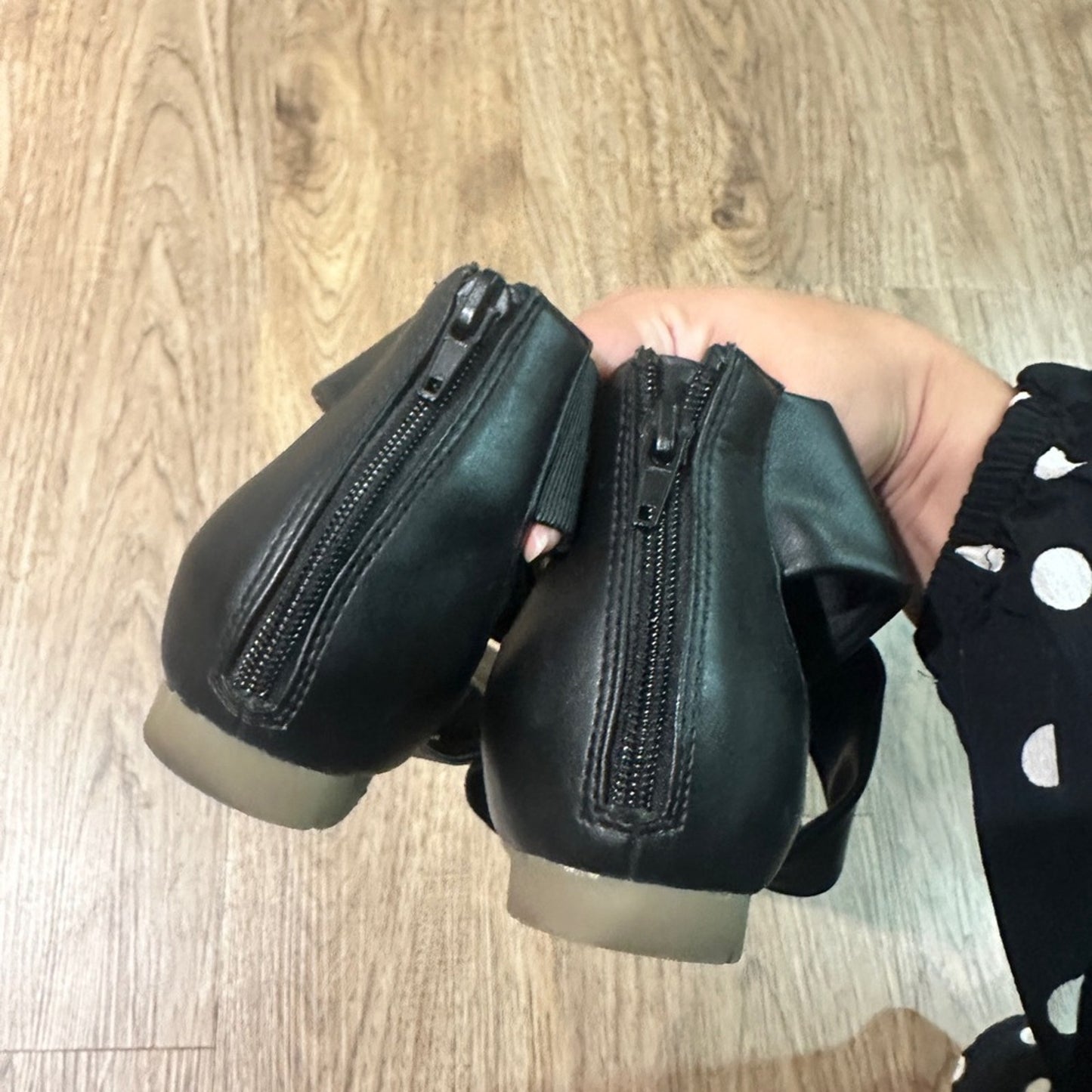 🍷Giani Bernini black leather cross cross strap sandals size 7