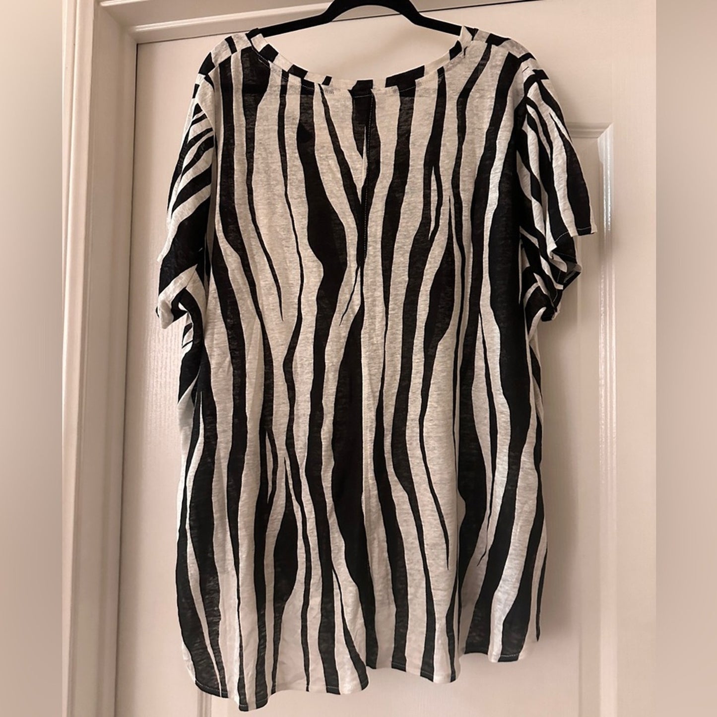 🍷Rachel Zoe 100% linen zebra print vneck tee size 3x