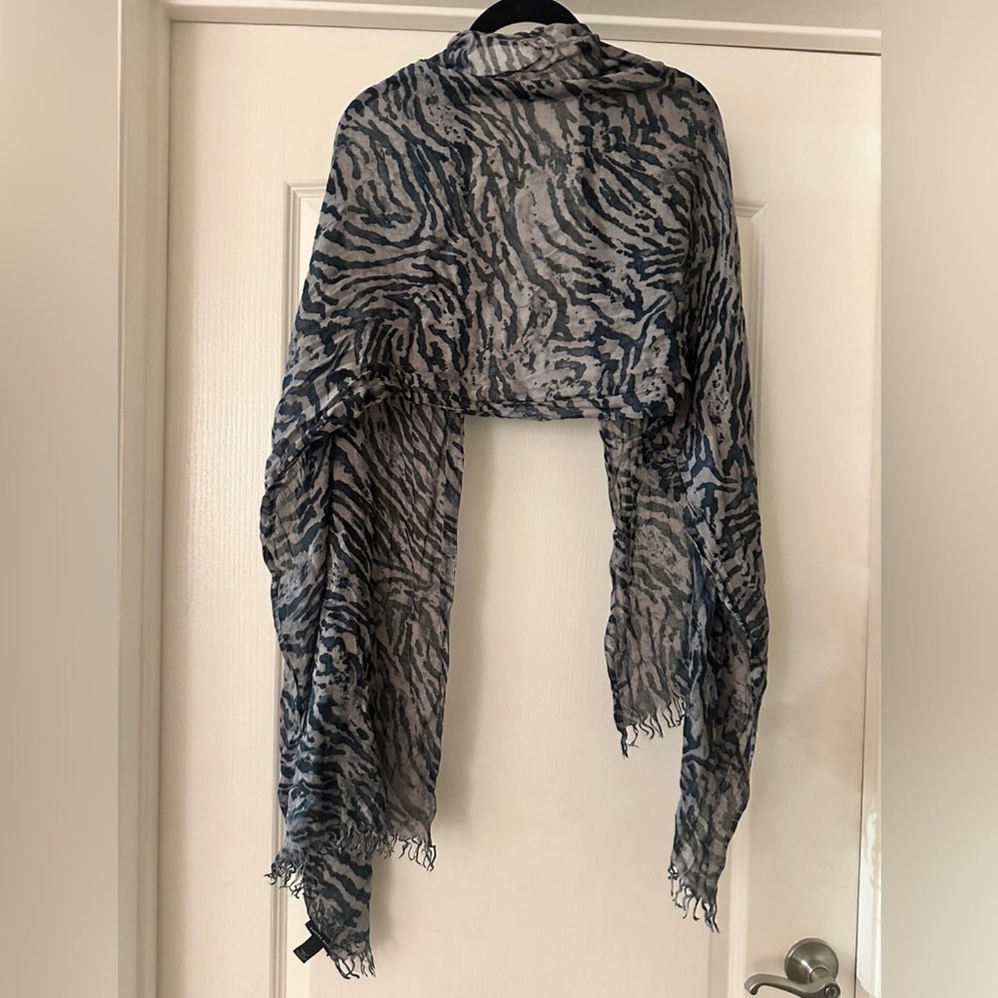 🍷Banana Republic navy and grey abstract print scarf