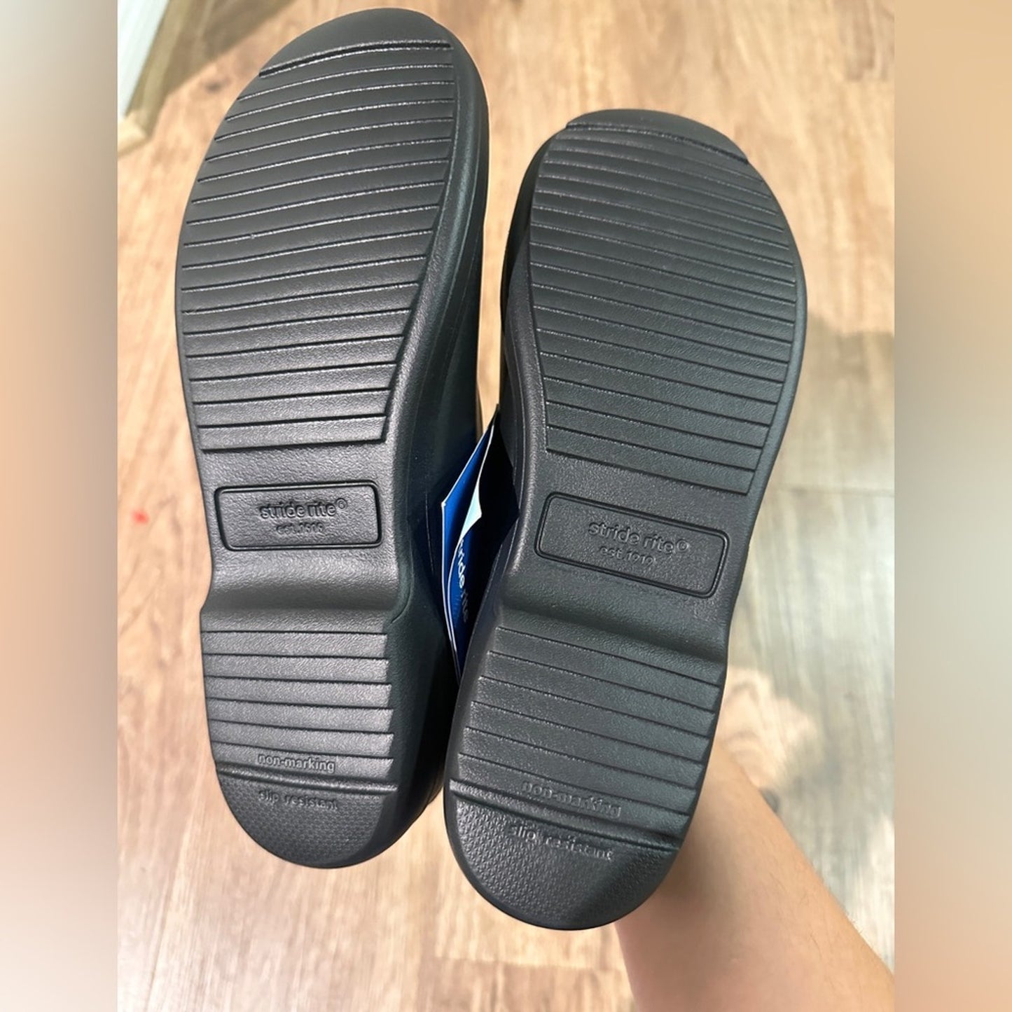 NWT Striderite memory foam black shoes size 5