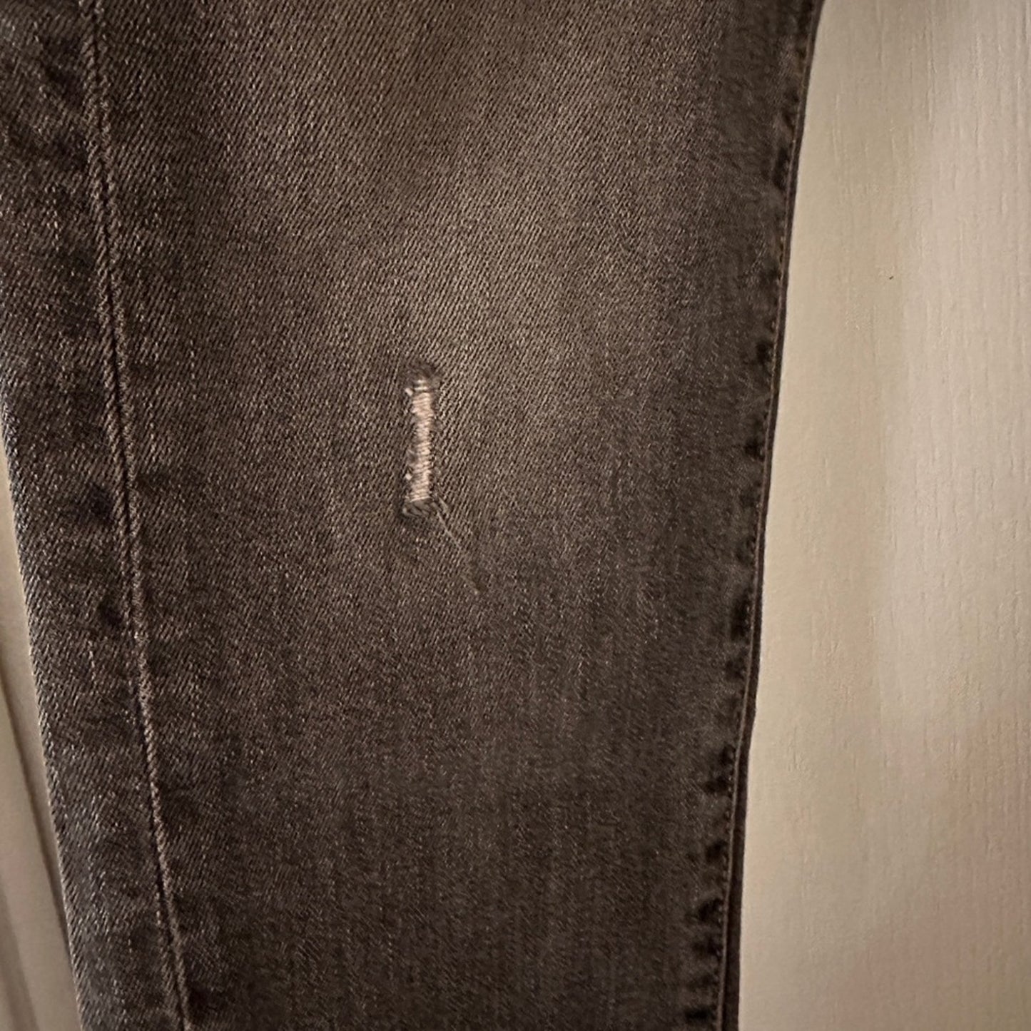 Levi’s 510 dark grey distressed skinny jeans 28/30