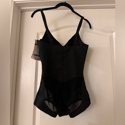 NWT Under Where black shape wear bodysuit size medium