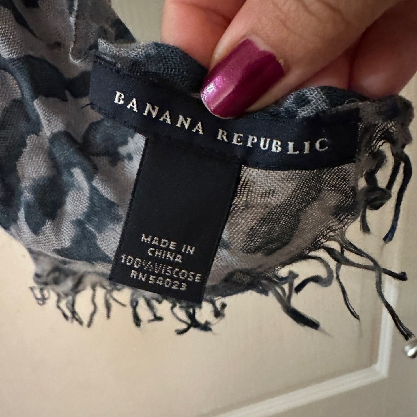 🍷Banana Republic navy and grey abstract print scarf