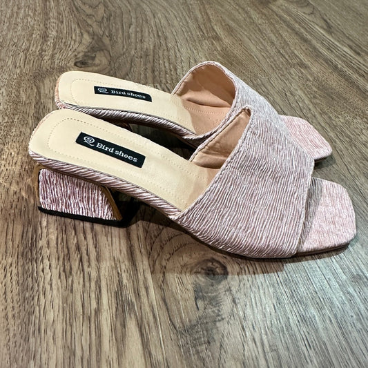 🍷Pink textured slide on sandals with mirrored gold heels US size 7