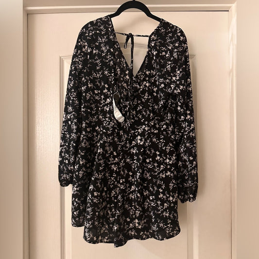 NWT Trixxi clothing company back and white floral print romper size large