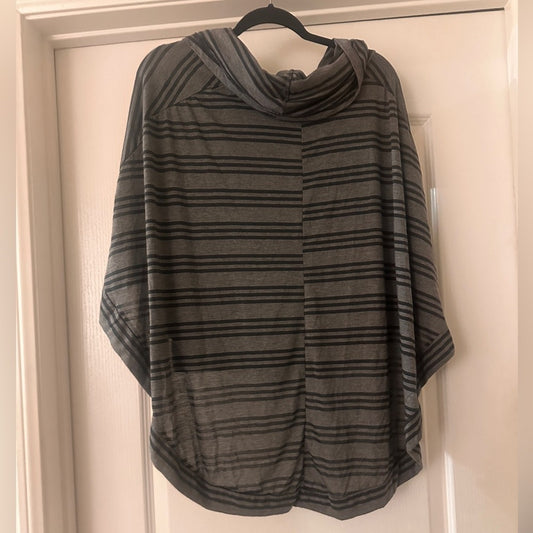 🍷Olivia noon great and black striped light weight poncho size XL