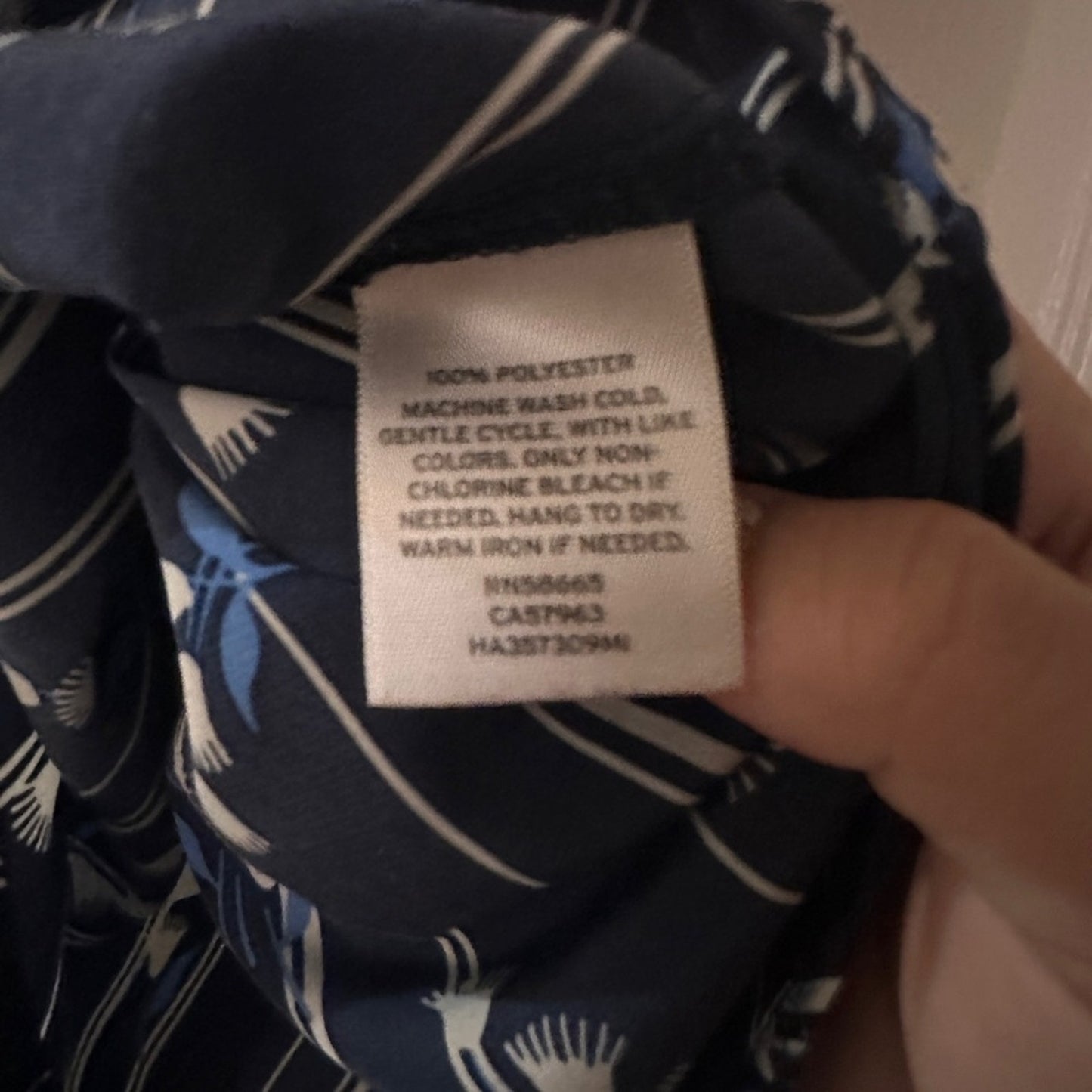 🍷Halogen navy and white button up tank house size medium