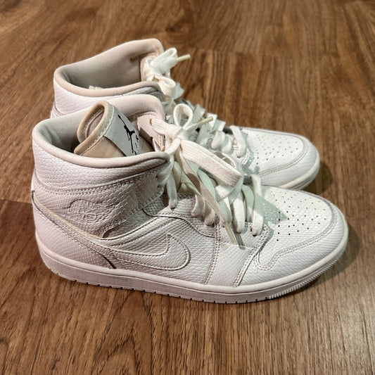 🐈‍⬛White Nike Air Jordan high tops size 8.5