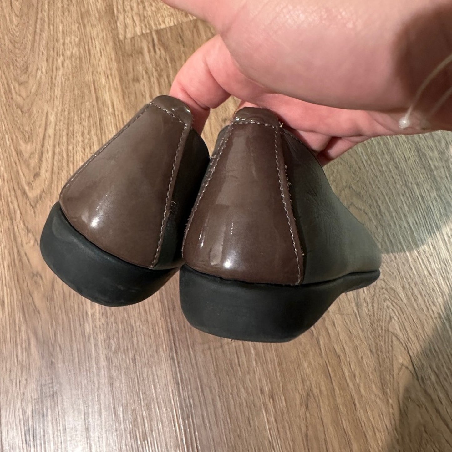 🍷The Flexx grey and brown color block patent leather flats size 9