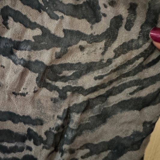 🍷Banana Republic navy and grey abstract print scarf