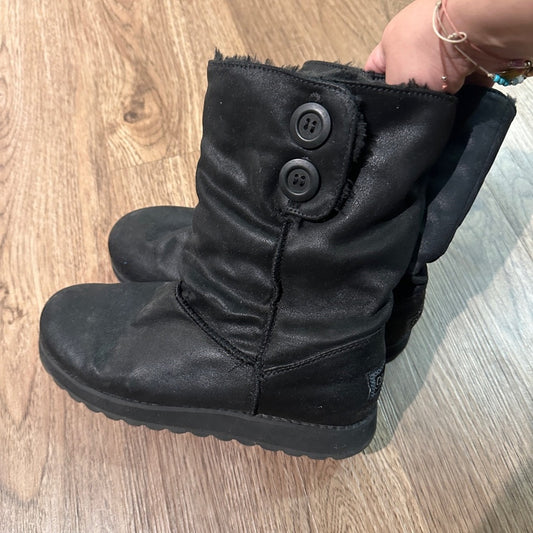 🍷Black sketchers boots size 8