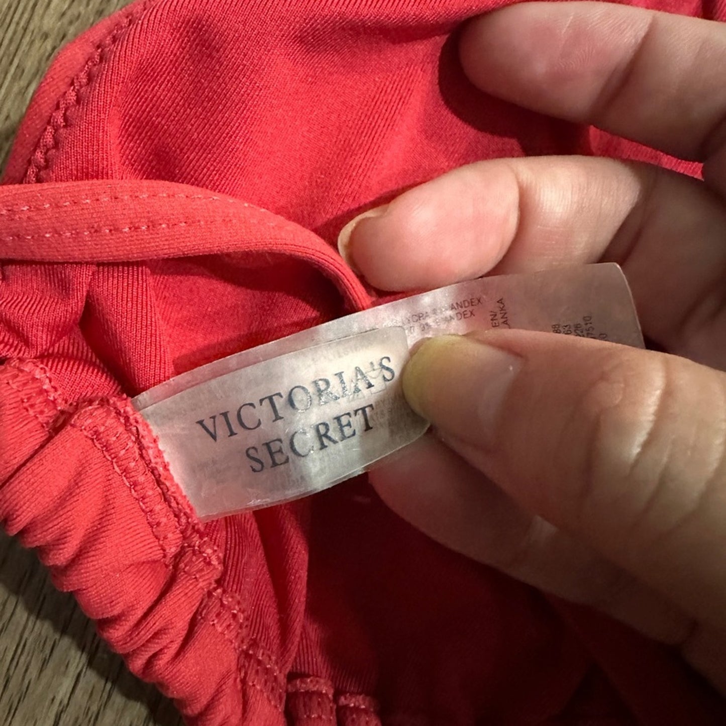 🍷Victoria’s Secret red twist back bikini top size medium