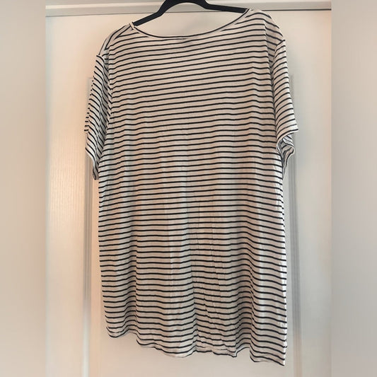 🍷H&M black and white striped vneck tee size 3X