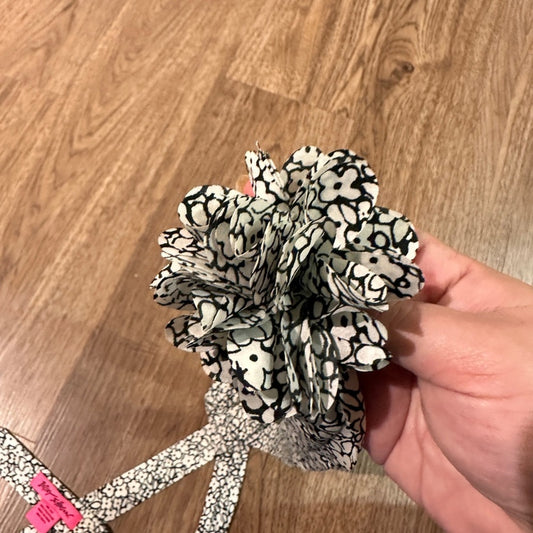 🍷Betsy Johnson y2k black and white floral print skinny headband