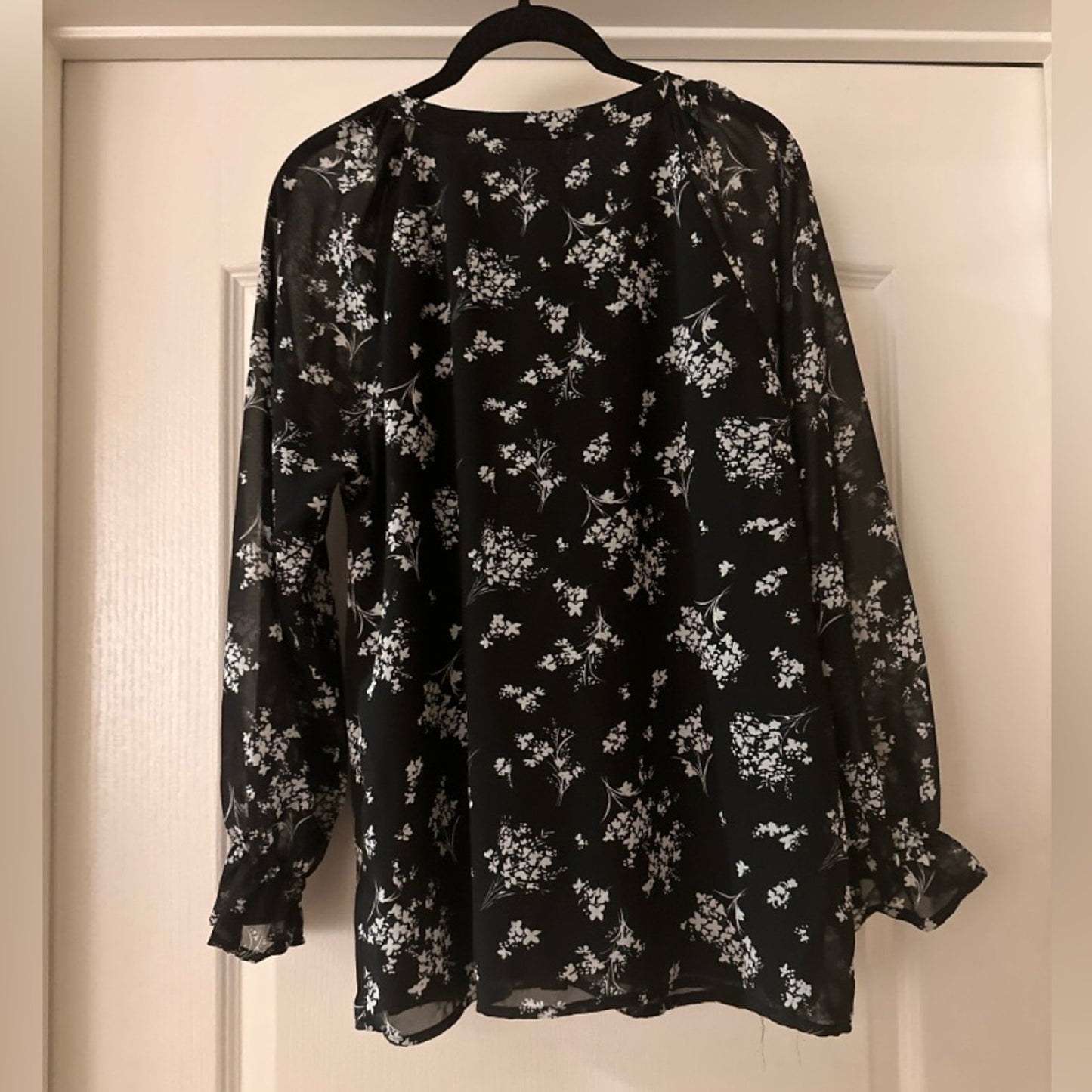 🐈‍⬛Made in Italy Black and white floral chiffon long sleeve blouse size medium