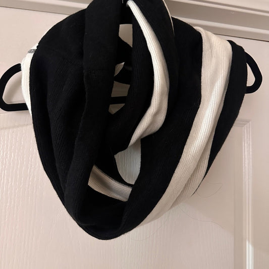🍷Calvin Klein black and white scarf infinity size