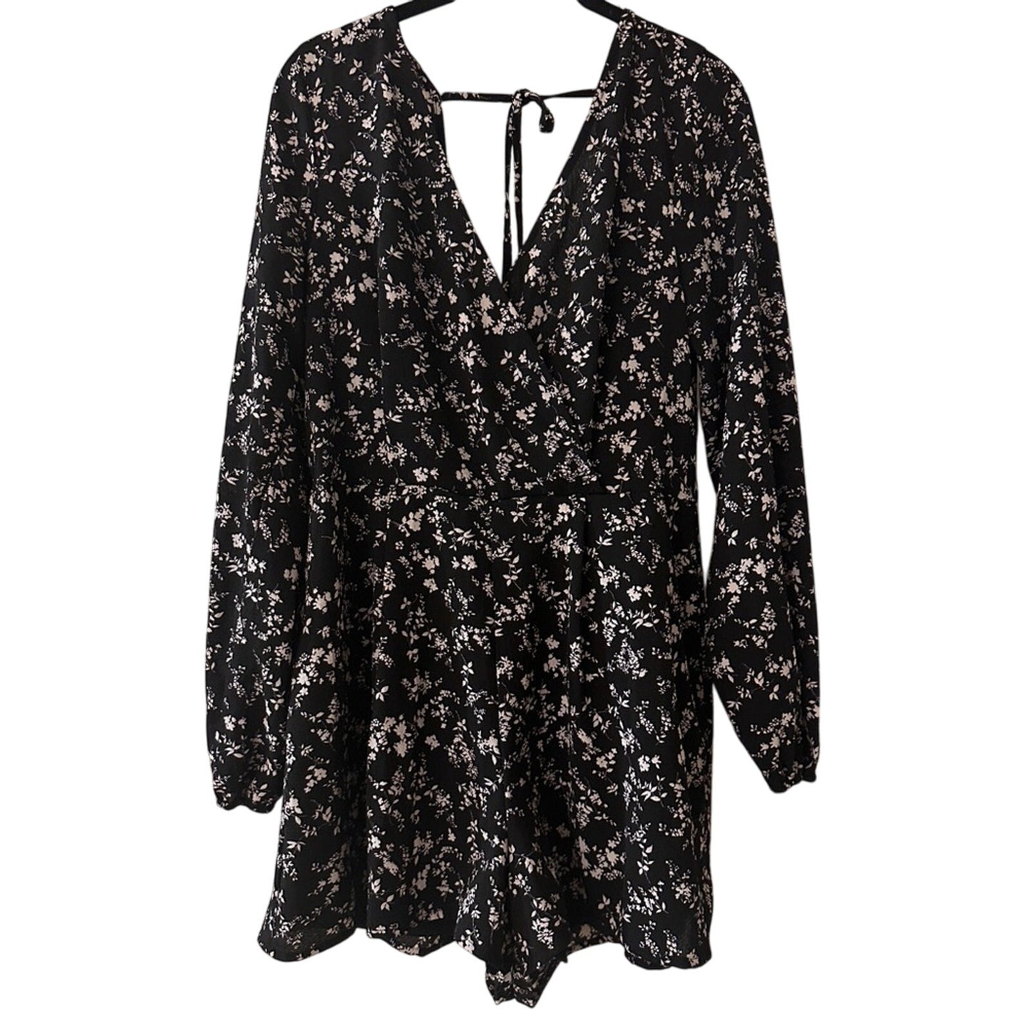 NWT Trixxi clothing company back and white floral print romper size large