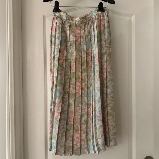 Beautiful Alfred Dunner vintage pleated pastel floral print maxi skirt